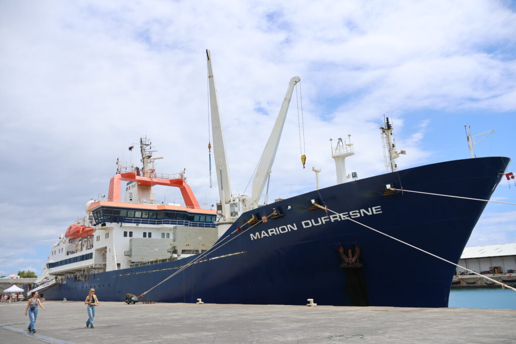 Le Marion Dufresne à la Réunion avant de début le l'op3 pour ravitailler Kerguelen, Crozet et Amsterdam St-Paul