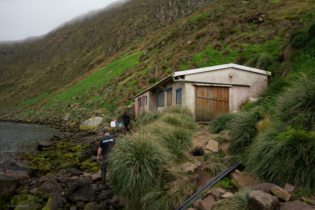 Cabane sur l'île Saint-Paul qui abrite le sismographe