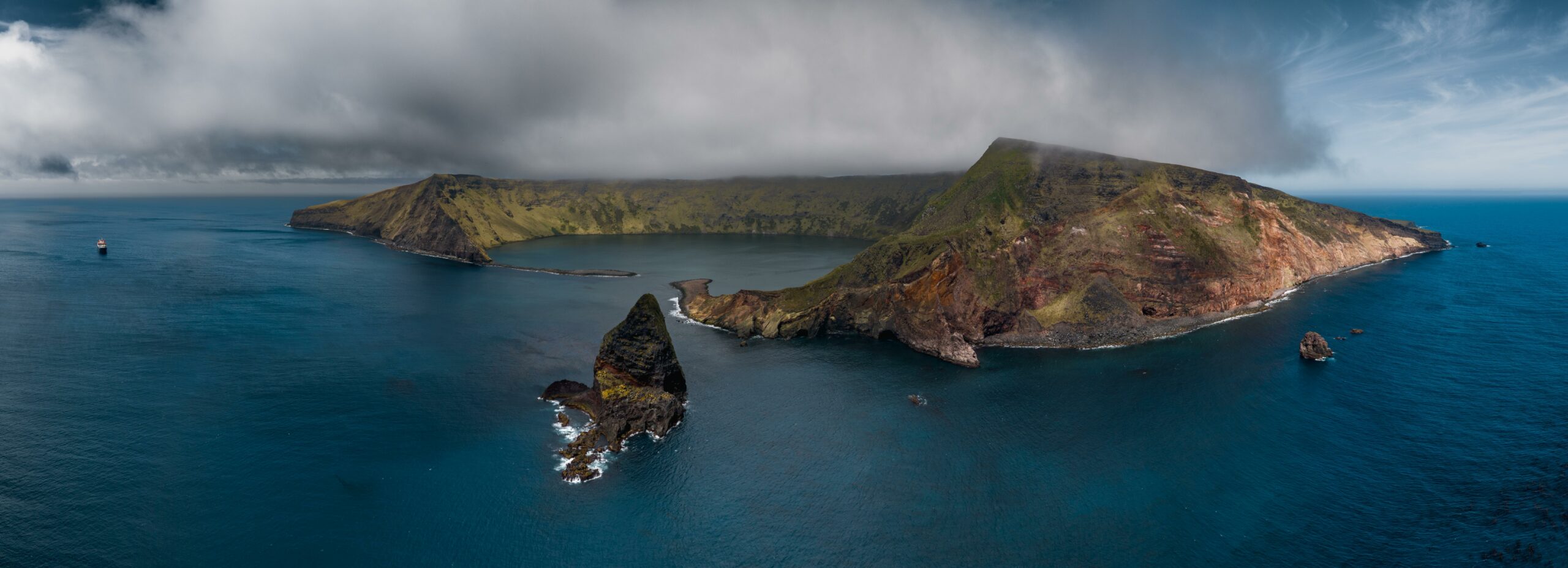 L'île de Saint-Paul avec le Marion Dufresne à gauche